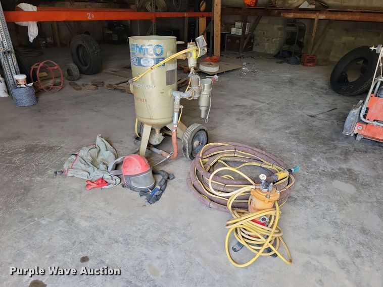 image for item DZ7321 2015 Clemco 1648 sand blaster