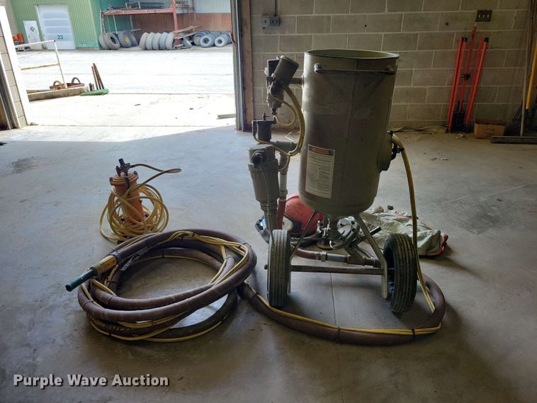 image for item DZ7321 2015 Clemco 1648 sand blaster