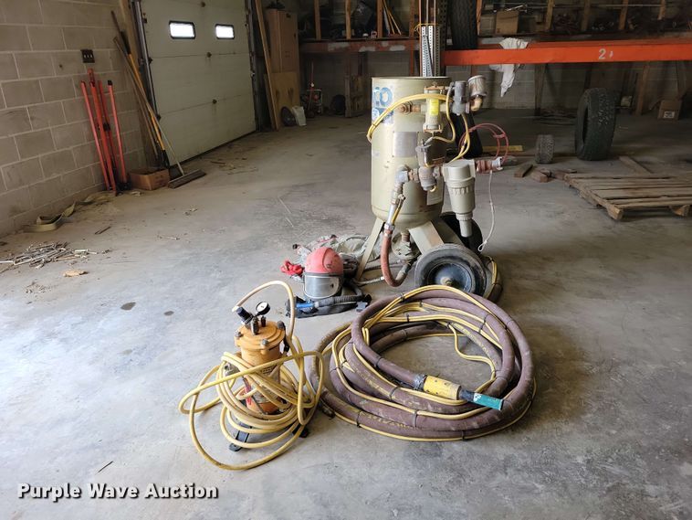 image for item DZ7321 2015 Clemco 1648 sand blaster