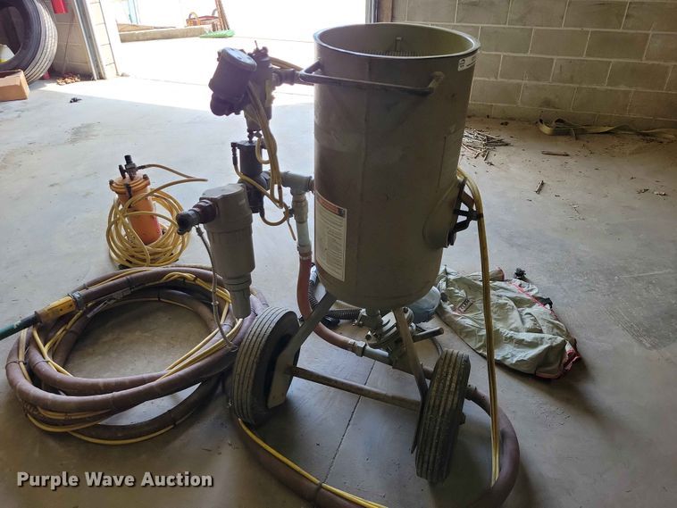 image for item DZ7321 2015 Clemco 1648 sand blaster