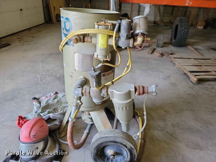 image for item DZ7321 2015 Clemco 1648 sand blaster
