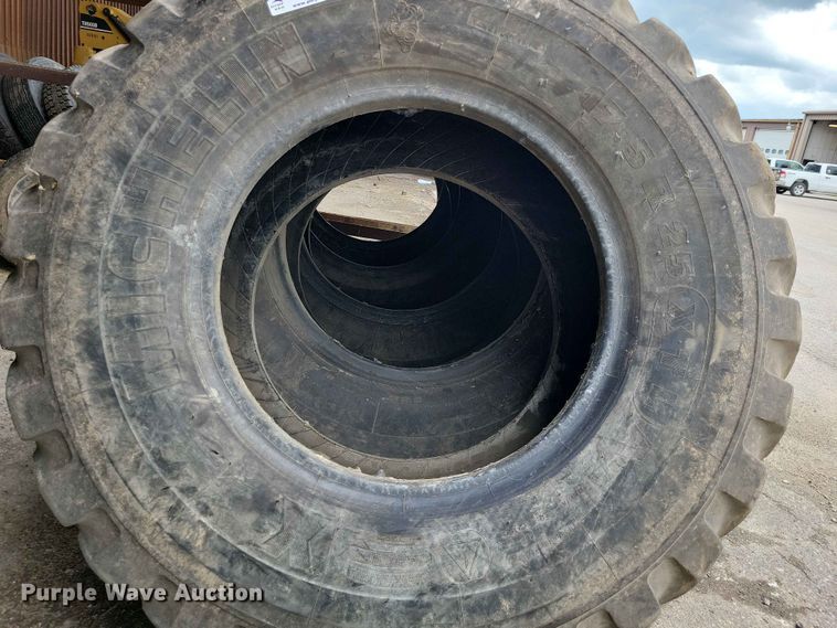 image for item DZ7332 (9) 17.5R25 tires and wheels