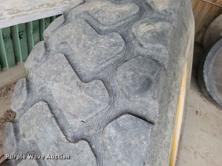 image for item DZ7332 (9) 17.5R25 tires and wheels