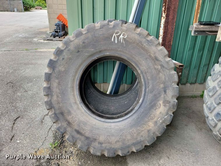 image for item DZ7332 (9) 17.5R25 tires and wheels