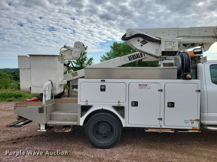 image for item DZ7334 2017 Ford F550 bucket truck