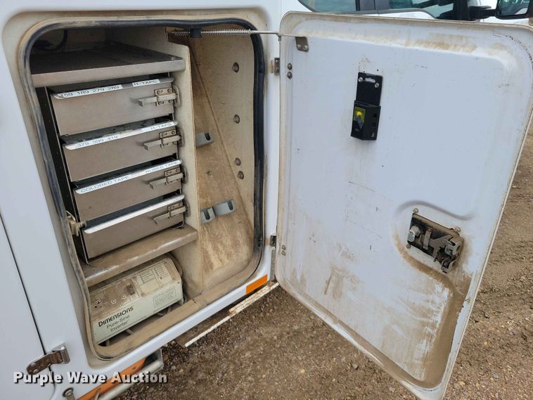 image for item DZ7334 2017 Ford F550 bucket truck