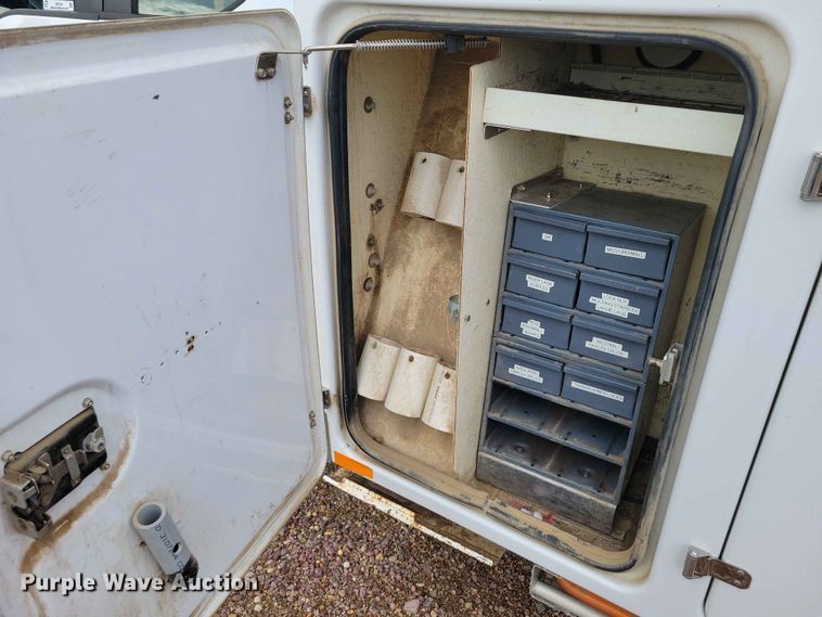 image for item DZ7334 2017 Ford F550 bucket truck