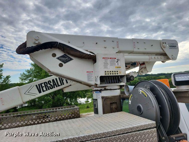 image for item DZ7334 2017 Ford F550 bucket truck