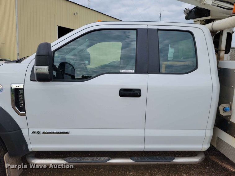 image for item DZ7334 2017 Ford F550 bucket truck