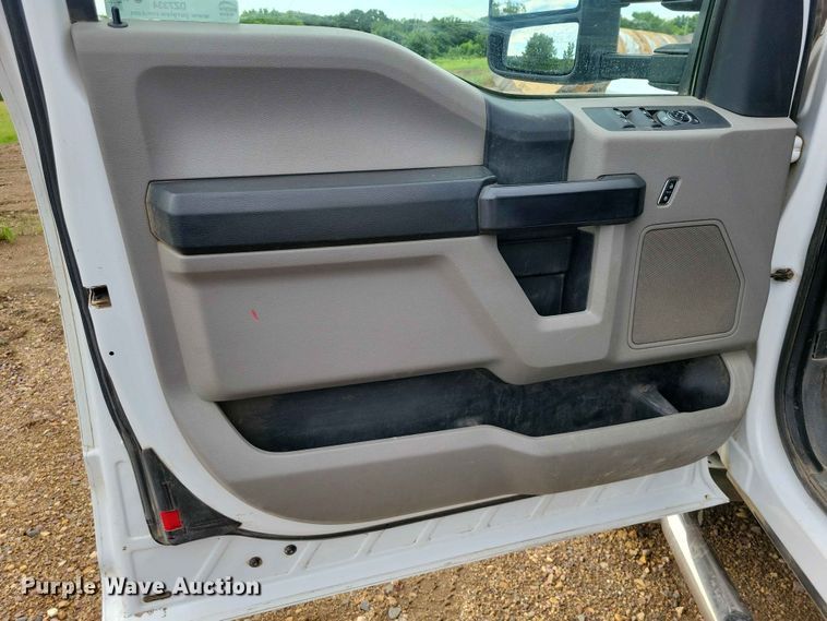 image for item DZ7334 2017 Ford F550 bucket truck