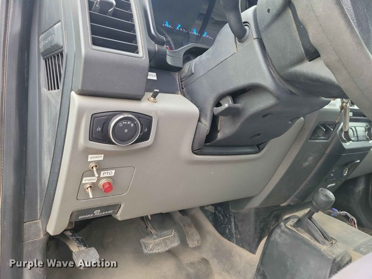 image for item DZ7334 2017 Ford F550 bucket truck