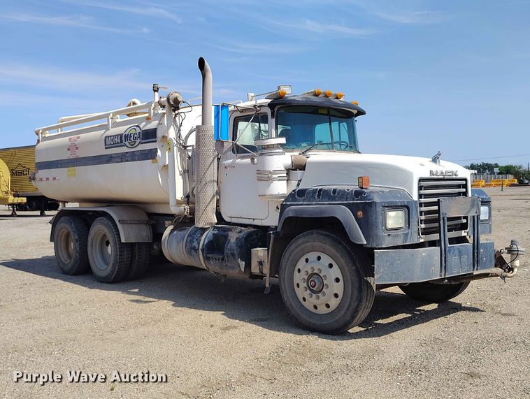 image for item ED0158 1995 Mack RD600 water truck