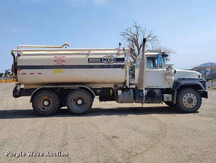 image for item ED0158 1995 Mack RD600 water truck