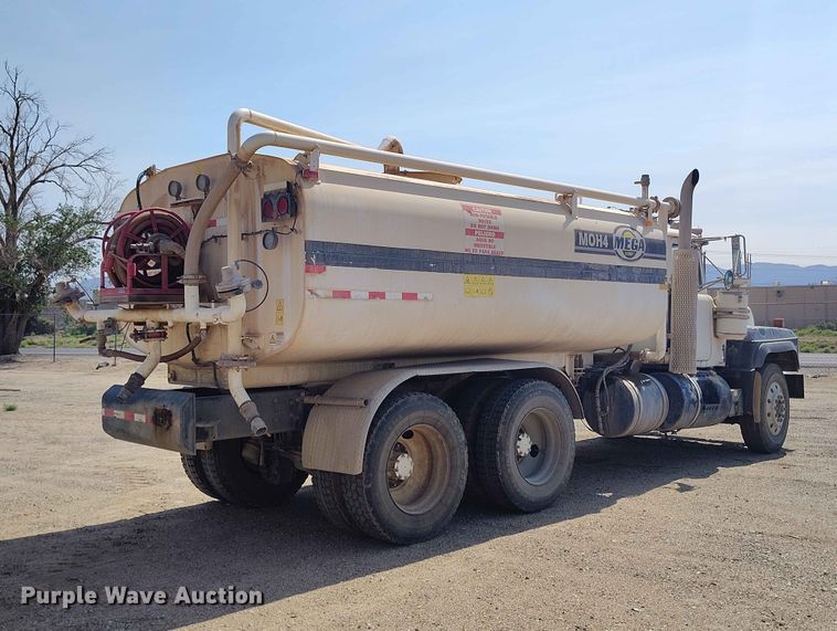 image for item ED0158 1995 Mack RD600 water truck