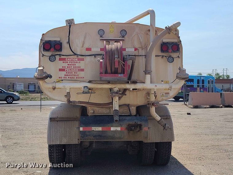 image for item ED0158 1995 Mack RD600 water truck