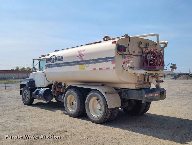image for item ED0158 1995 Mack RD600 water truck