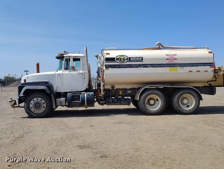 image for item ED0158 1995 Mack RD600 water truck