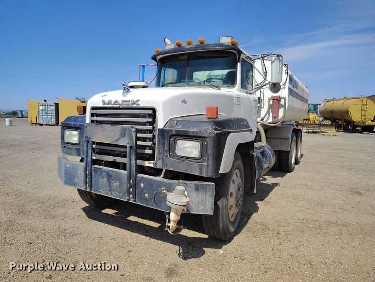 image for item ED0158 1995 Mack RD600 water truck