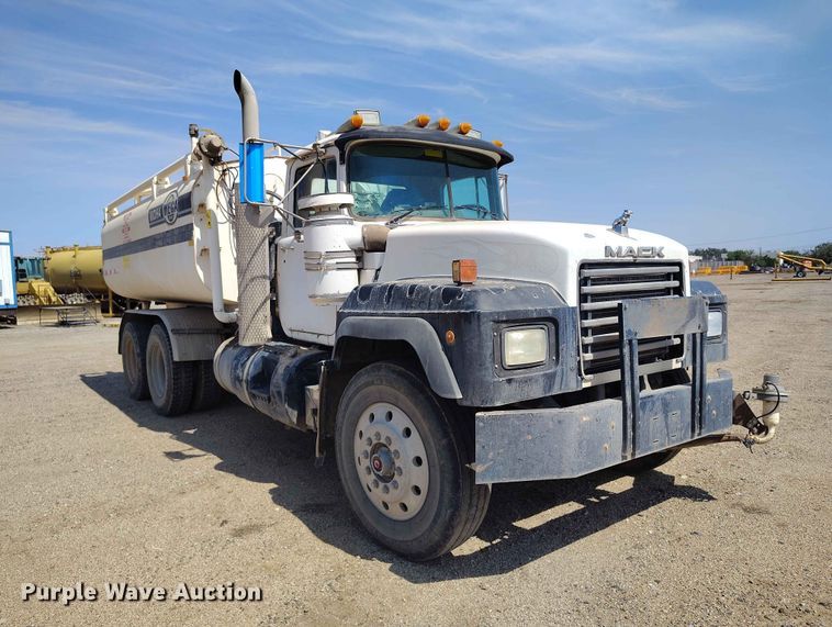 image for item ED0158 1995 Mack RD600 water truck