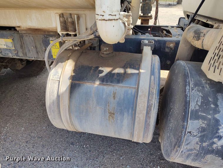 image for item ED0158 1995 Mack RD600 water truck