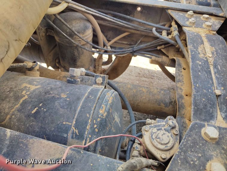 image for item ED0158 1995 Mack RD600 water truck