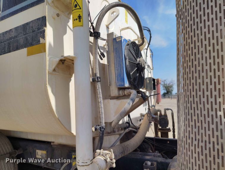 image for item ED0158 1995 Mack RD600 water truck