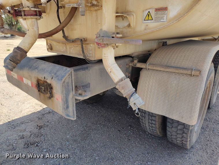 image for item ED0158 1995 Mack RD600 water truck