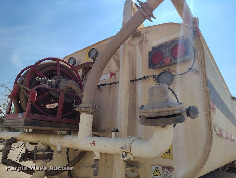 image for item ED0158 1995 Mack RD600 water truck