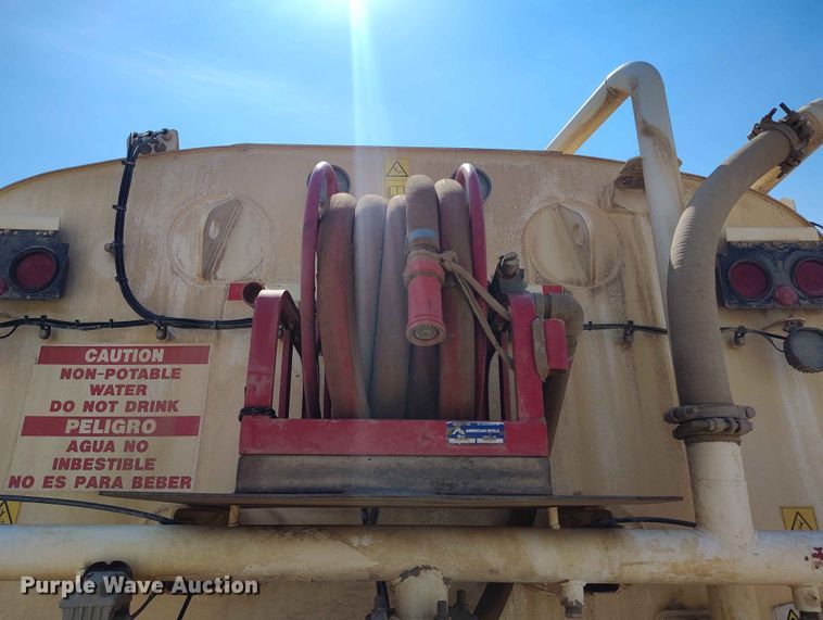 image for item ED0158 1995 Mack RD600 water truck
