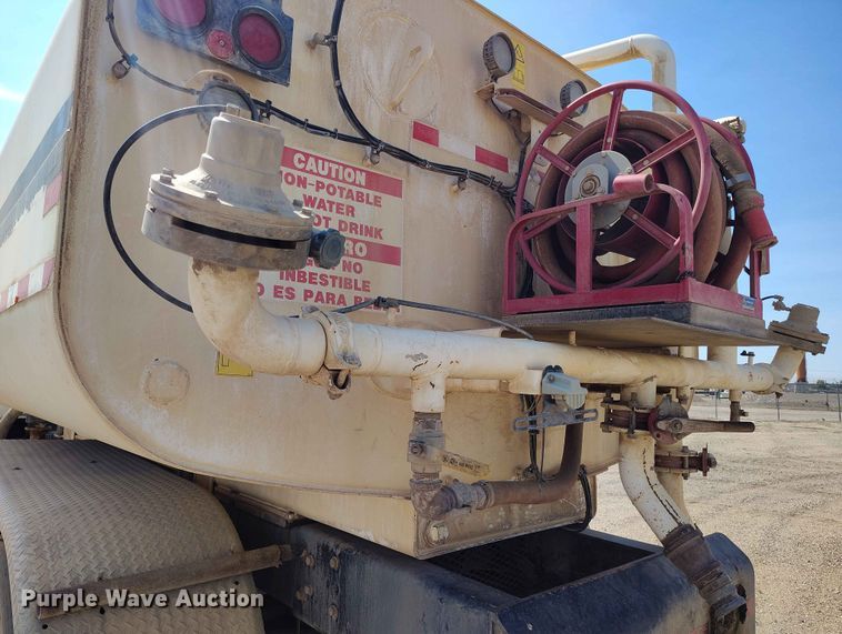 image for item ED0158 1995 Mack RD600 water truck