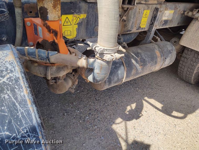 image for item ED0158 1995 Mack RD600 water truck