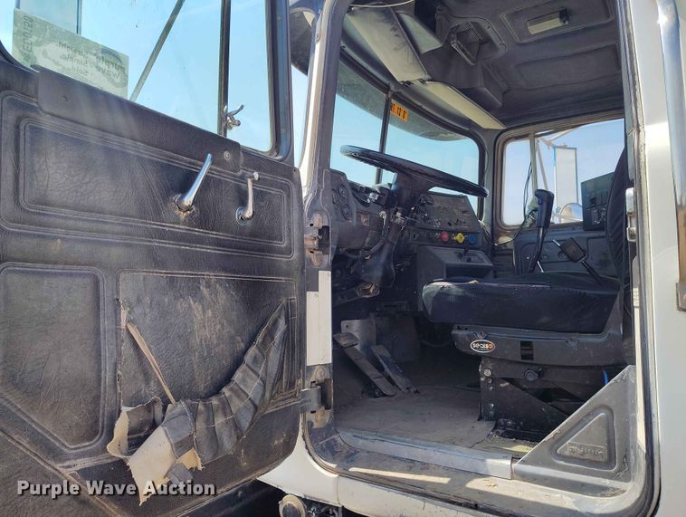 image for item ED0158 1995 Mack RD600 water truck