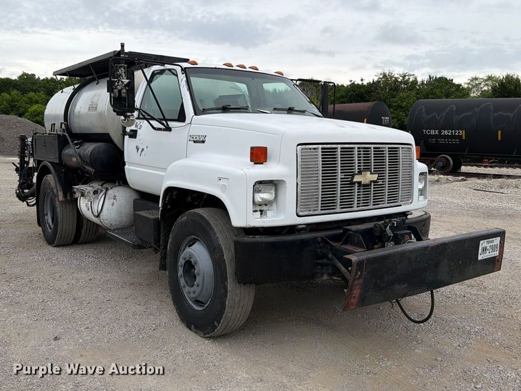 image for item ED5310 1994 Chevrolet Kodiak oil distributor truck