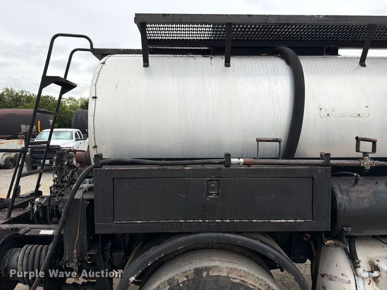 image for item ED5310 1994 Chevrolet Kodiak oil distributor truck