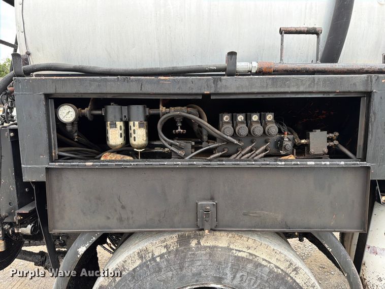 image for item ED5310 1994 Chevrolet Kodiak oil distributor truck