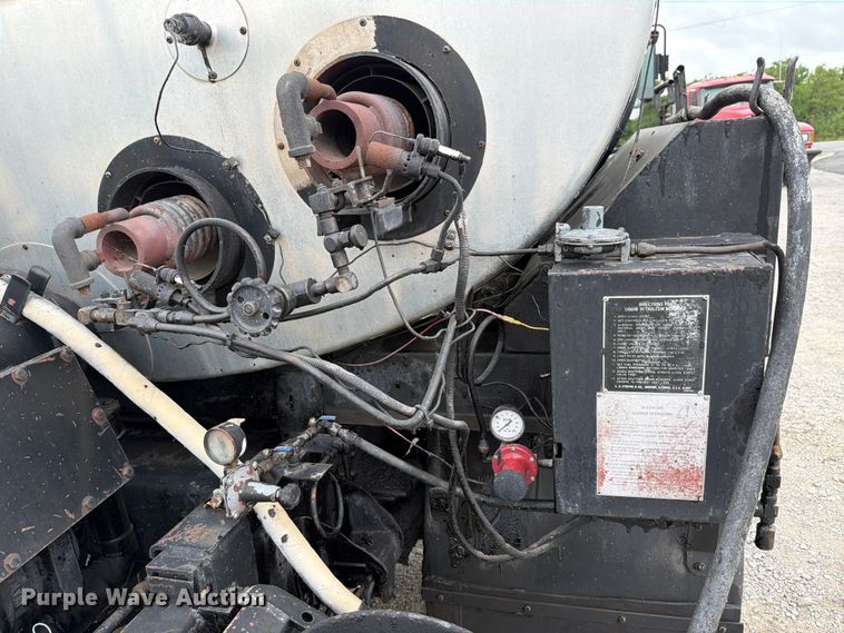 image for item ED5310 1994 Chevrolet Kodiak oil distributor truck