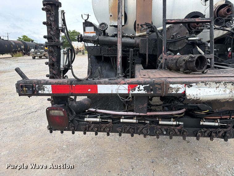 image for item ED5310 1994 Chevrolet Kodiak oil distributor truck