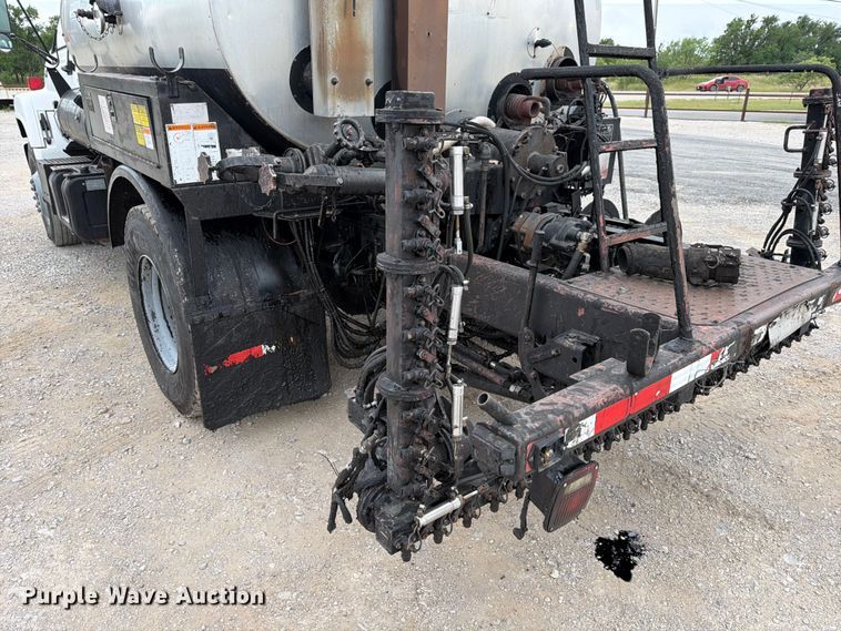 image for item ED5310 1994 Chevrolet Kodiak oil distributor truck