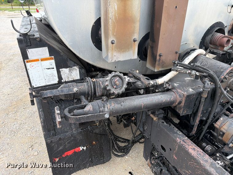 image for item ED5310 1994 Chevrolet Kodiak oil distributor truck