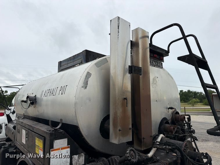 image for item ED5310 1994 Chevrolet Kodiak oil distributor truck