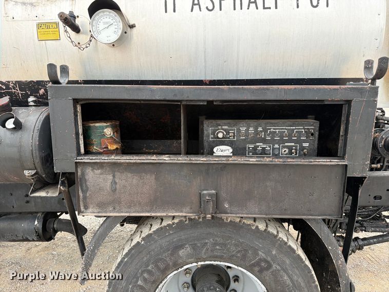 image for item ED5310 1994 Chevrolet Kodiak oil distributor truck