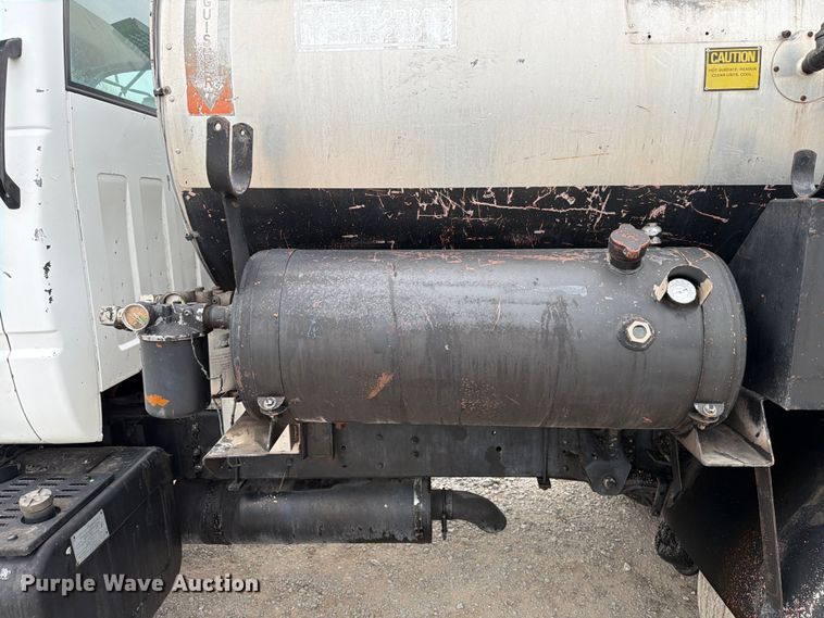 image for item ED5310 1994 Chevrolet Kodiak oil distributor truck