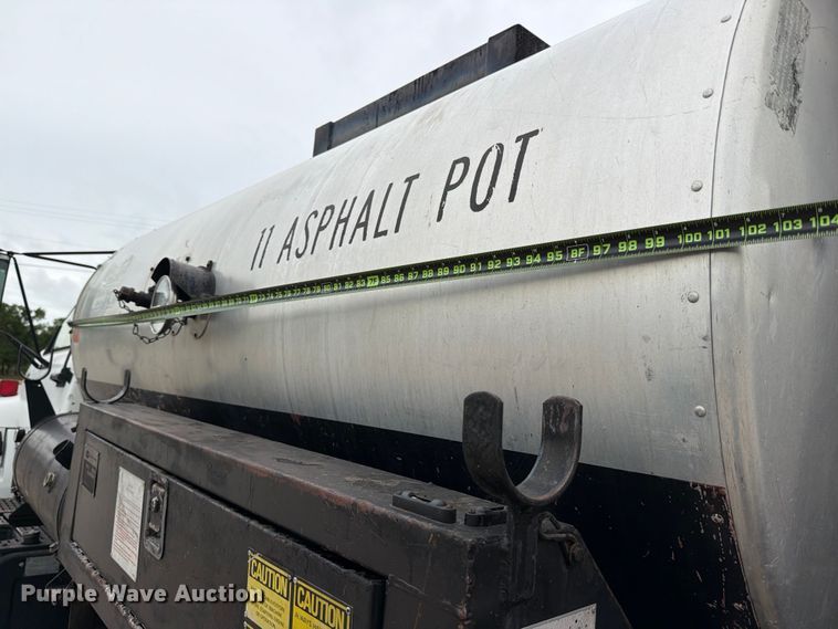 image for item ED5310 1994 Chevrolet Kodiak oil distributor truck