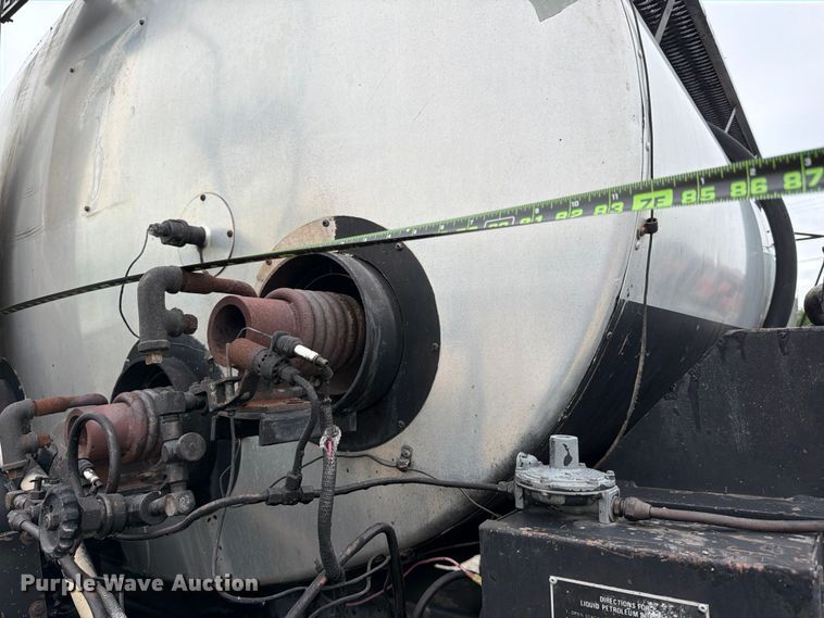 image for item ED5310 1994 Chevrolet Kodiak oil distributor truck