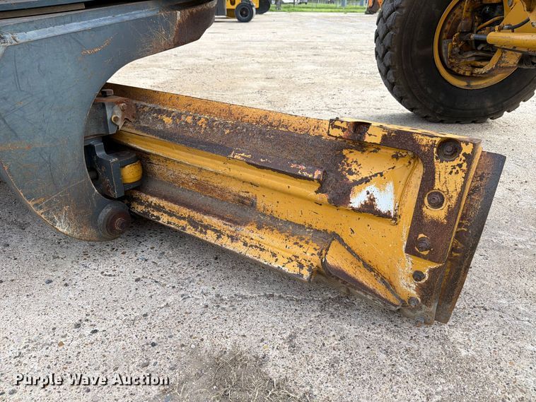 image for item ED5344 2013 John Deere 772G motor grader