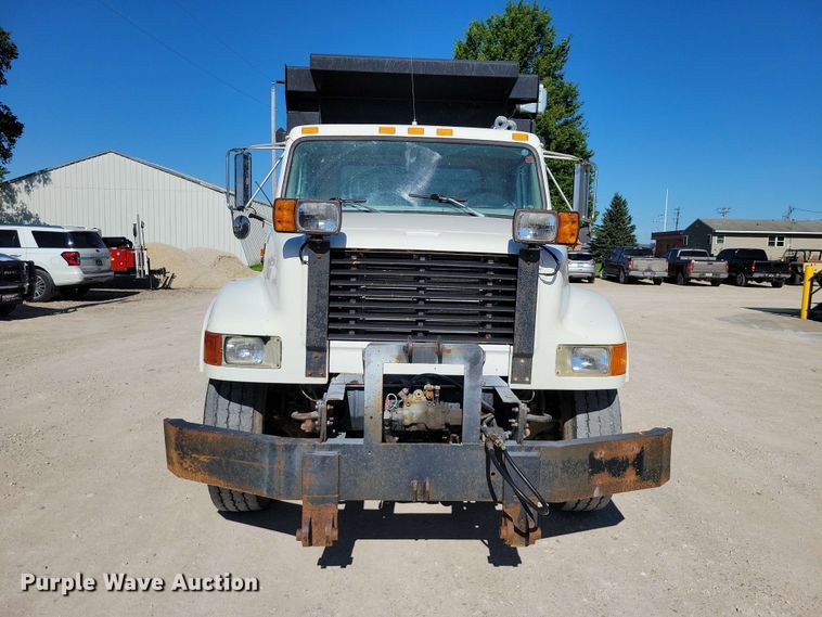 image for item EE1097 1999 International 4900 dump flatbed truck