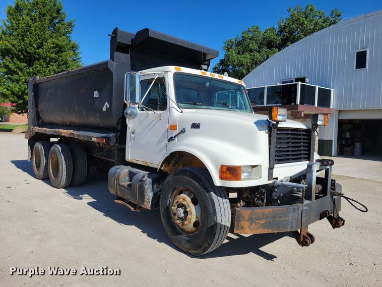 image for item EE1097 1999 International 4900 dump flatbed truck
