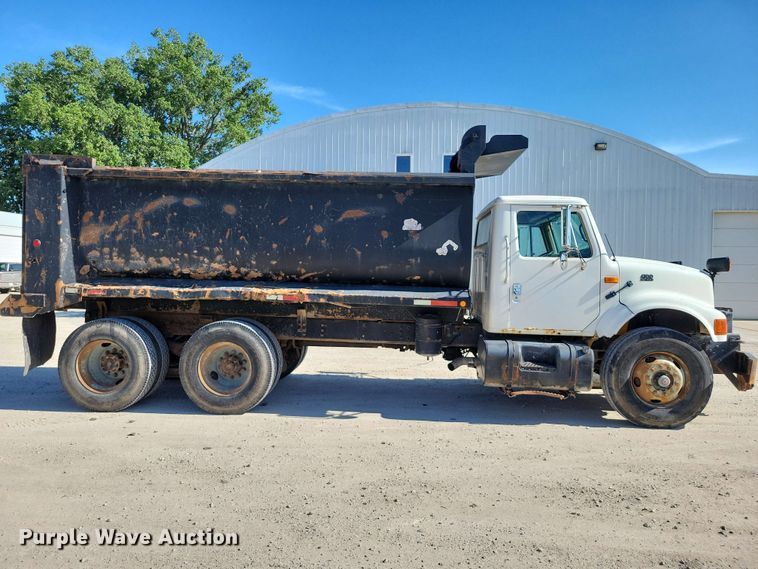 image for item EE1097 1999 International 4900 dump flatbed truck