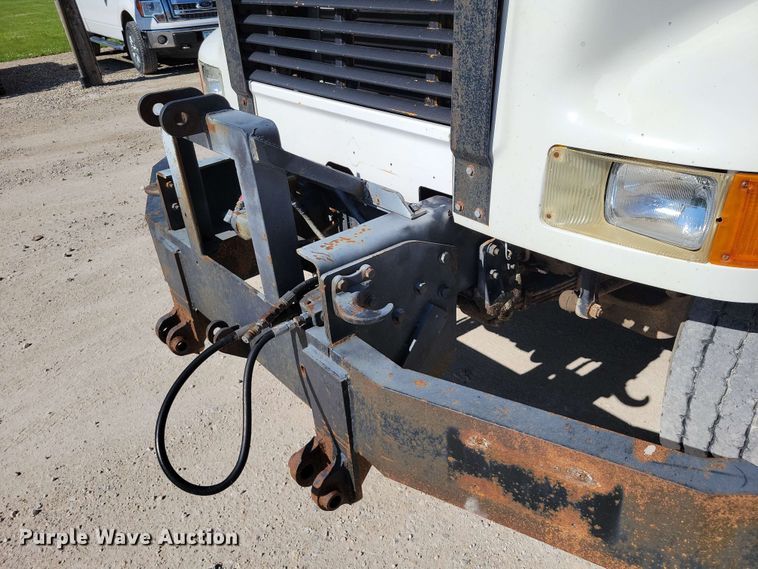 image for item EE1097 1999 International 4900 dump flatbed truck