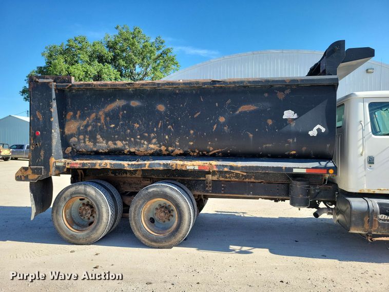 image for item EE1097 1999 International 4900 dump flatbed truck